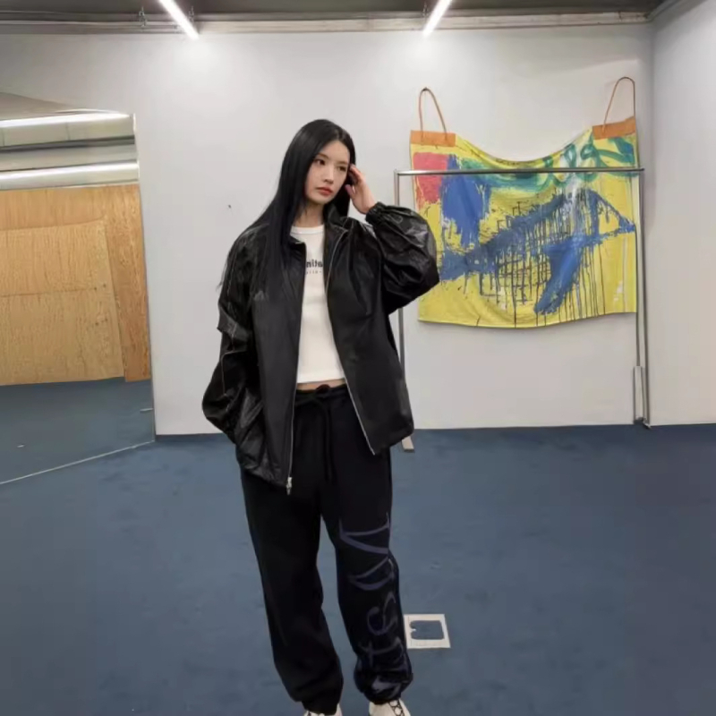 Ženski jaket s slobodnim krojem, stojeći ovratnik, zatvaranje na zip, print dizajn, poliester materijal