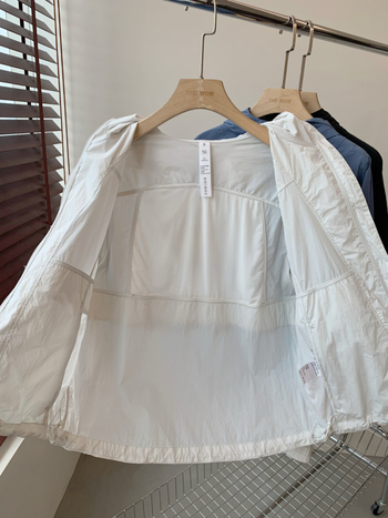 Jachetă de protecție solară cu glugă pentru femei | nylon 30–50% + poliester, UPF50+, mâneci raglan, fermoar frontal, vară 2025