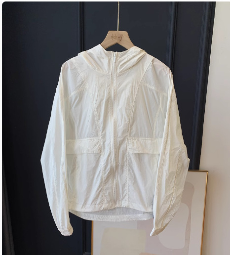 Jachetă de protecție solară cu glugă pentru femei | nylon 30–50% + poliester, UPF50+, mâneci raglan, fermoar frontal, vară 2025