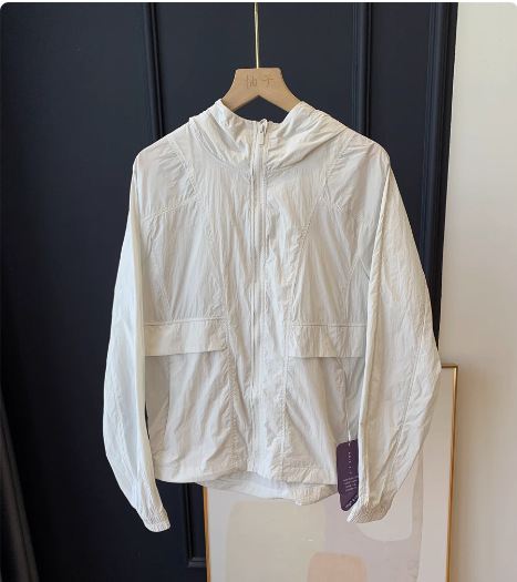 Jachetă de protecție solară cu glugă pentru femei | nylon 30–50% + poliester, UPF50+, mâneci raglan, fermoar frontal, vară 2025