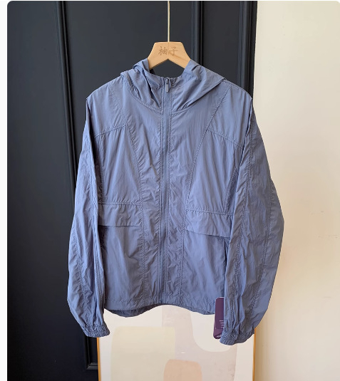 Jachetă de protecție solară cu glugă pentru femei | nylon 30–50% + poliester, UPF50+, mâneci raglan, fermoar frontal, vară 2025