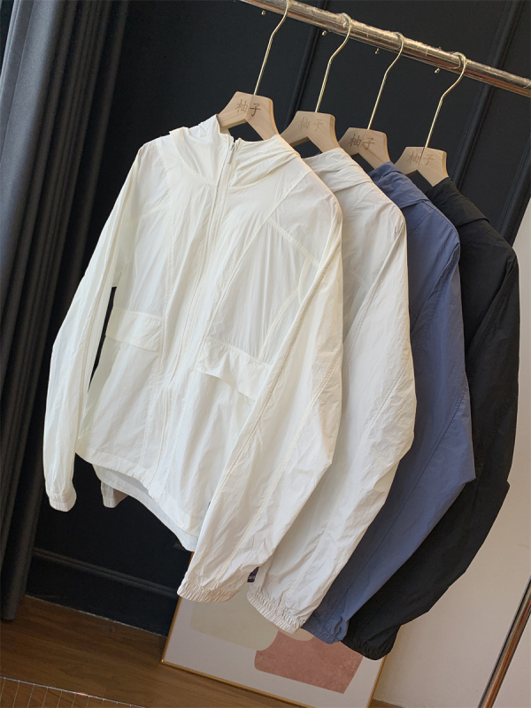 Jachetă de protecție solară cu glugă pentru femei | nylon 30–50% + poliester, UPF50+, mâneci raglan, fermoar frontal, vară 2025