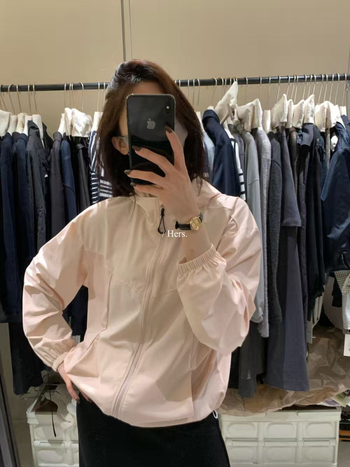 Top dama cu protecție solară, cu glugă și fermoar, material chenille, fibră regenerată de celuloză 30–50%, UPF 30+, mâneci lungi cu manșete, lungime medie 50–65 cm, Toamnă 2025