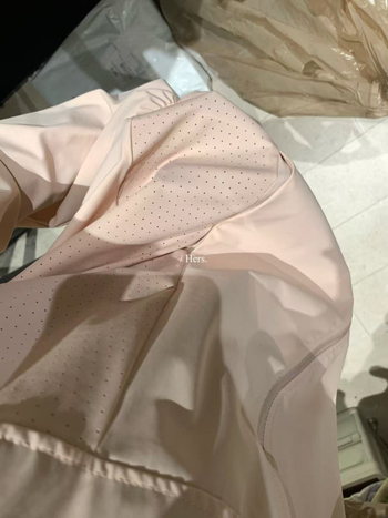 Top dama cu protecție solară, cu glugă și fermoar, material chenille, fibră regenerată de celuloză 30–50%, UPF 30+, mâneci lungi cu manșete, lungime medie 50–65 cm, Toamnă 2025