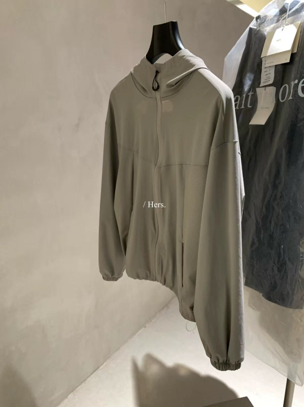 Top dama cu protecție solară, cu glugă și fermoar, material chenille, fibră regenerată de celuloză 30–50%, UPF 30+, mâneci lungi cu manșete, lungime medie 50–65 cm, Toamnă 2025