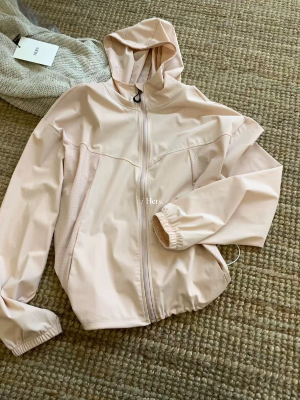 Top dama cu protecție solară, cu glugă și fermoar, material chenille, fibră regenerată de celuloză 30–50%, UPF 30+, mâneci lungi cu manșete, lungime medie 50–65 cm, Toamnă 2025