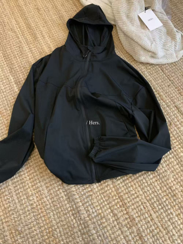 Top dama cu protecție solară, cu glugă și fermoar, material chenille, fibră regenerată de celuloză 30–50%, UPF 30+, mâneci lungi cu manșete, lungime medie 50–65 cm, Toamnă 2025