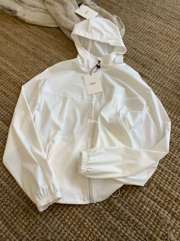 Top dama cu protecție solară, cu glugă și fermoar, material chenille, fibră regenerată de celuloză 30–50%, UPF 30+, mâneci lungi cu manșete, lungime medie 50–65 cm, Toamnă 2025