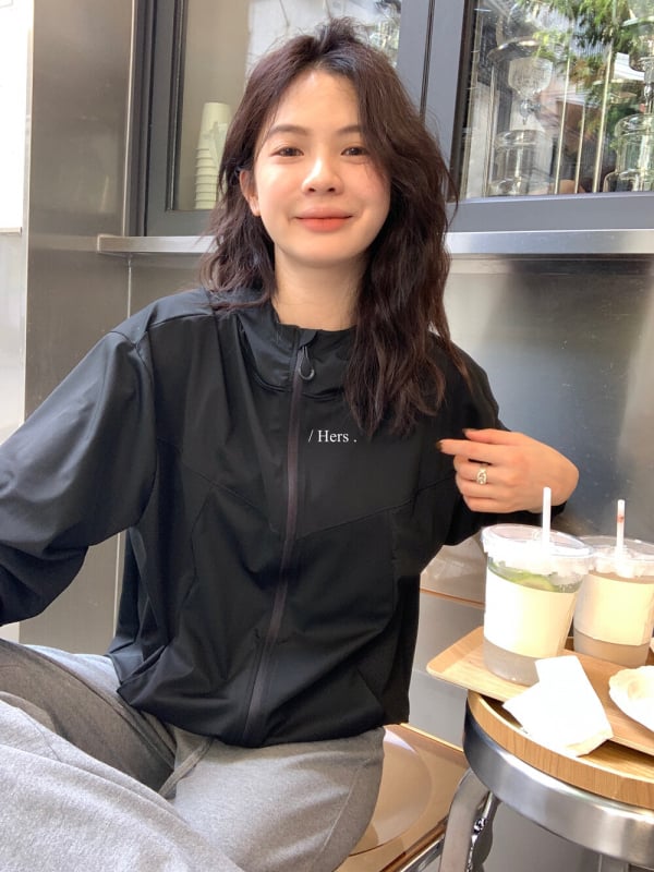 Top dama cu protecție solară, cu glugă și fermoar, material chenille, fibră regenerată de celuloză 30–50%, UPF 30+, mâneci lungi cu manșete, lungime medie 50–65 cm, Toamnă 2025