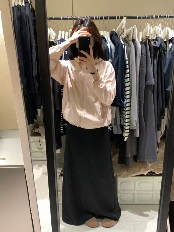 Top dama cu protecție solară, cu glugă și fermoar, material chenille, fibră regenerată de celuloză 30–50%, UPF 30+, mâneci lungi cu manșete, lungime medie 50–65 cm, Toamnă 2025