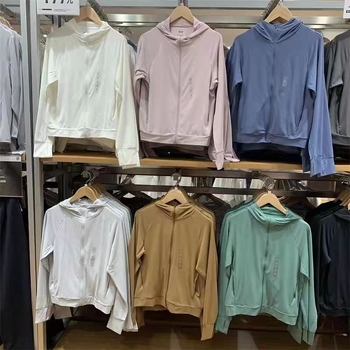 Jachetă de exterior tip windbreaker cu protecție UV 50+, glugă, respirabilă, din poliester