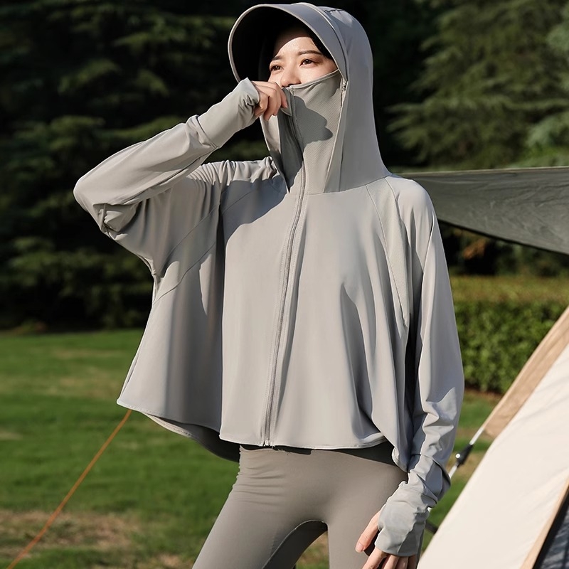 Qi Qin Dámska UV ochranná bunda s kapucňou a odnímateľným okrajom, UPF50+, Polyester 95% + Spandex 30–50%, krátky strih, jar 2025