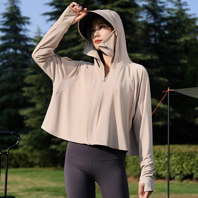 Qi Qin Dámska UV ochranná bunda s kapucňou a odnímateľným okrajom, UPF50+, Polyester 95% + Spandex 30–50%, krátky strih, jar 2025