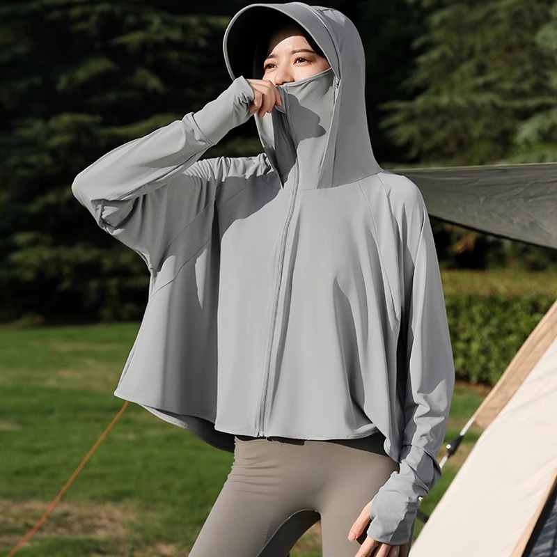 Qi Qin Dámska UV ochranná bunda s kapucňou a odnímateľným okrajom, UPF50+, Polyester 95% + Spandex 30–50%, krátky strih, jar 2025