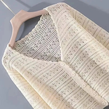 Cardigan od vunene smjesa s polyesterom, 3D uzorak, klasičan kroj, dugi rukavi (Sastav: vunena smjesa i poliester; Uzorak: 3D; Kroj: klasičan; Rukavi: dugi)