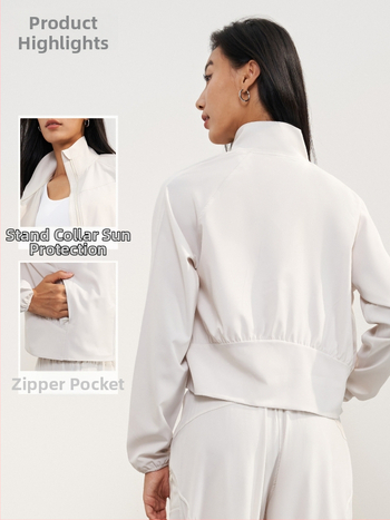 UV aizsardzības jogas jaka, šūta auduma; sastāvs 91% poliesters, 9% elastāns; garas piedurknes; brīvs griezums; stāvošs apkakle un priekšējais rāvējslēdzējs; garums līdz gurniem.