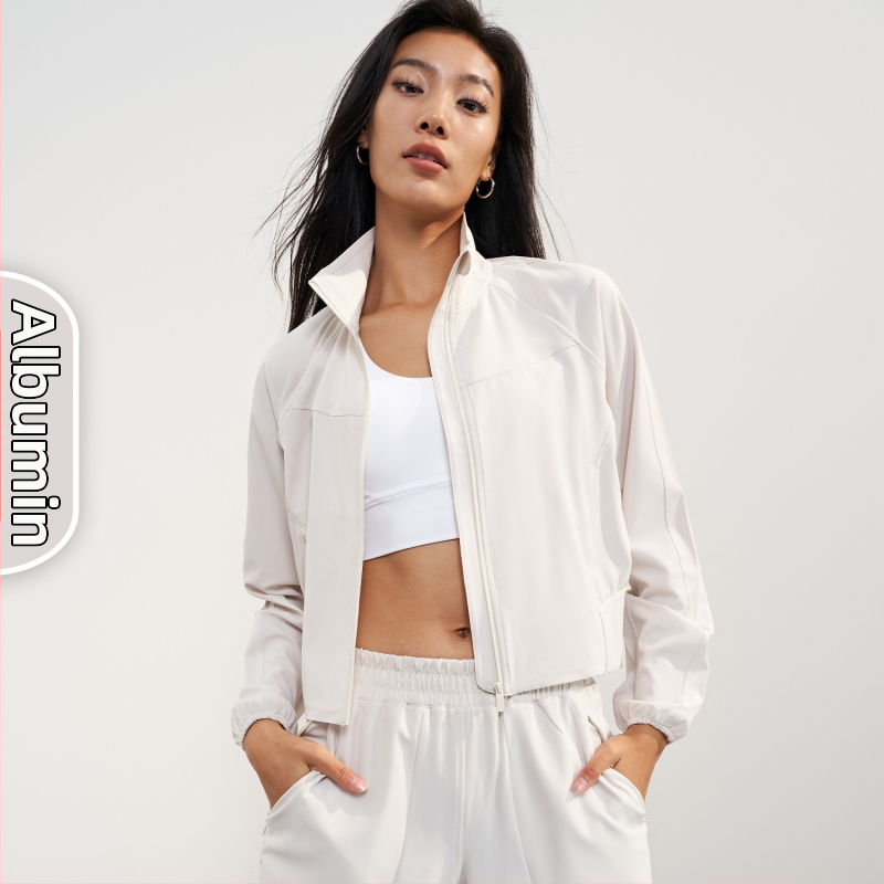 UV aizsardzības jogas jaka, šūta auduma; sastāvs 91% poliesters, 9% elastāns; garas piedurknes; brīvs griezums; stāvošs apkakle un priekšējais rāvējslēdzējs; garums līdz gurniem.