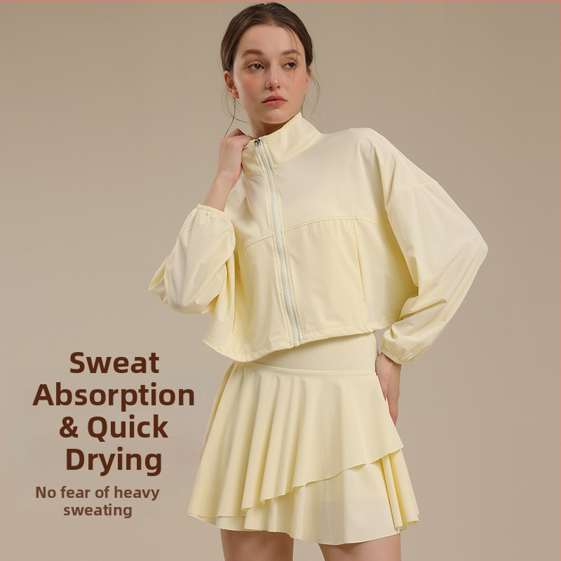 Jogos komplektas: džemperis-sijonas, kvėpuojantis nailonas, UV atsparus, greitai džiūnantis, aukštas apykaklė, kišenės, ilgos rankovės, rankovės ilgis 55–60 cm, sijonio ilgis 34–37 cm