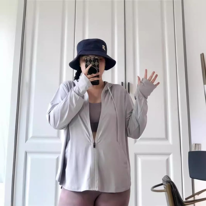 Palton cu glugă pentru protecție solară UPF50+ din ice silk, croială lejeră, lungime medie 65–80 cm, Vara 2024