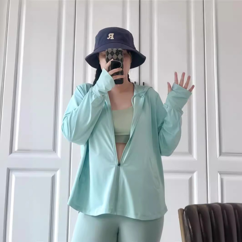 Palton cu glugă pentru protecție solară UPF50+ din ice silk, croială lejeră, lungime medie 65–80 cm, Vara 2024