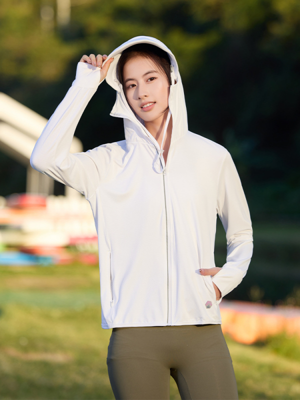 Jachetă de exterior cu protecție UV UPF50+, cu glugă, respirabilă și uscare rapidă, material 93% poliester / 7% elastan