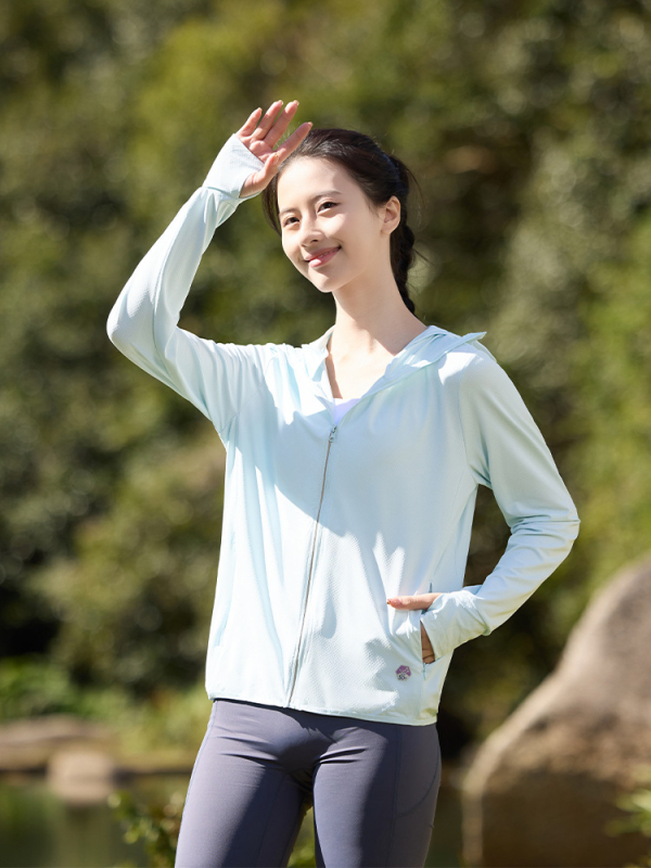 Jachetă de exterior cu protecție UV UPF50+, cu glugă, respirabilă și uscare rapidă, material 93% poliester / 7% elastan