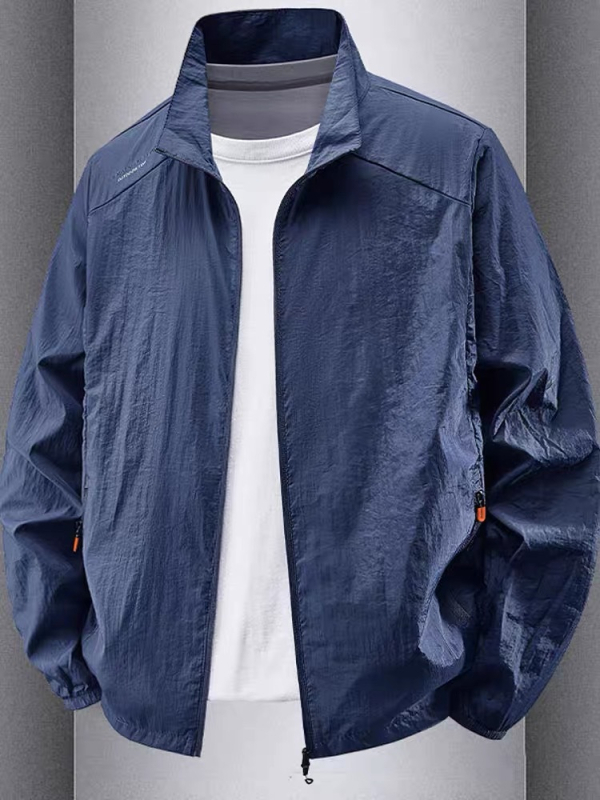 Muška windbreaker jakna za zaštitu od sunca, tankog materijala, kapuljača, stojeći ovratnik, zatvarač, džepovi sa zatvaračima, poliester