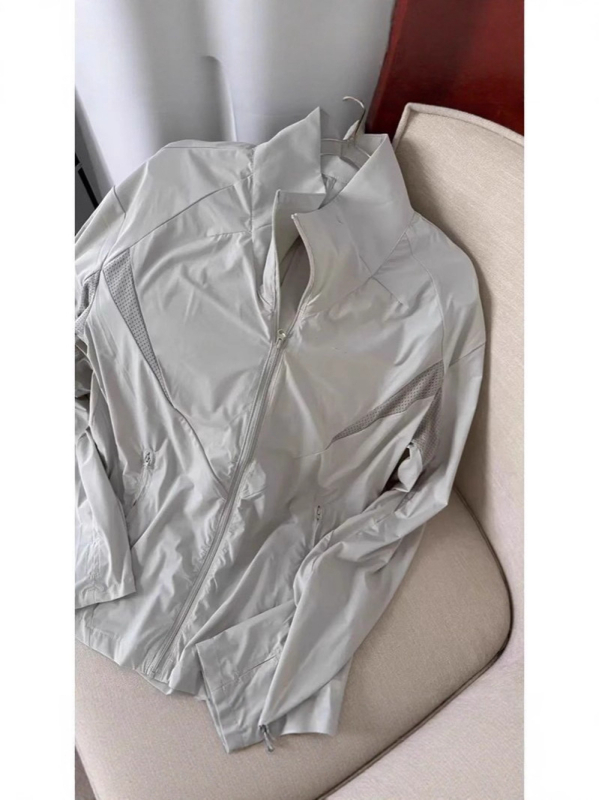 Crna muška jakna s visokim ovratnikom i trostranom zaštitom od vode, vjetra i prljavštine, prozračna mrežasta tkanina, brzo sušenje, lagana za ljeto i vožnju biciklom