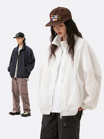 Nylon könnyű kabát, lazán szabott, álló gallér, cipzáras zsebek, nyár