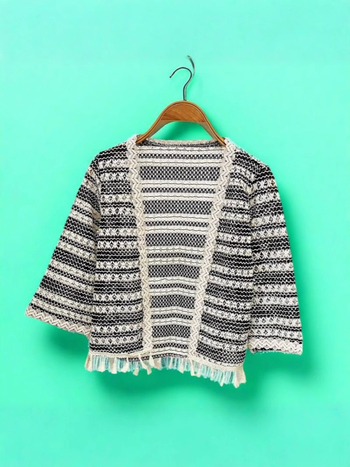 Pamutból készült etno stílusú kardigán, rövid szabású, hosszú ujjú, színösszehangolt mintázat