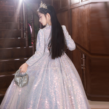 Gyermekeknek szóló előadói ruha – poliészter keverék, bélés poliészter; technológia anyag: ráncolódó felület, bevonat és enzimes mosás; 3–8 éveseknek; 2025 tavasz megjelenés