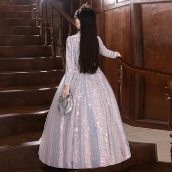 Gyermekeknek szóló előadói ruha – poliészter keverék, bélés poliészter; technológia anyag: ráncolódó felület, bevonat és enzimes mosás; 3–8 éveseknek; 2025 tavasz megjelenés