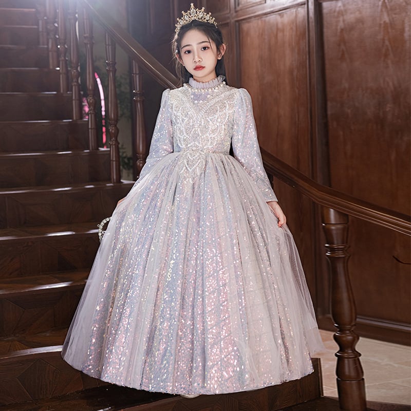 Gyermekeknek szóló előadói ruha – poliészter keverék, bélés poliészter; technológia anyag: ráncolódó felület, bevonat és enzimes mosás; 3–8 éveseknek; 2025 tavasz megjelenés