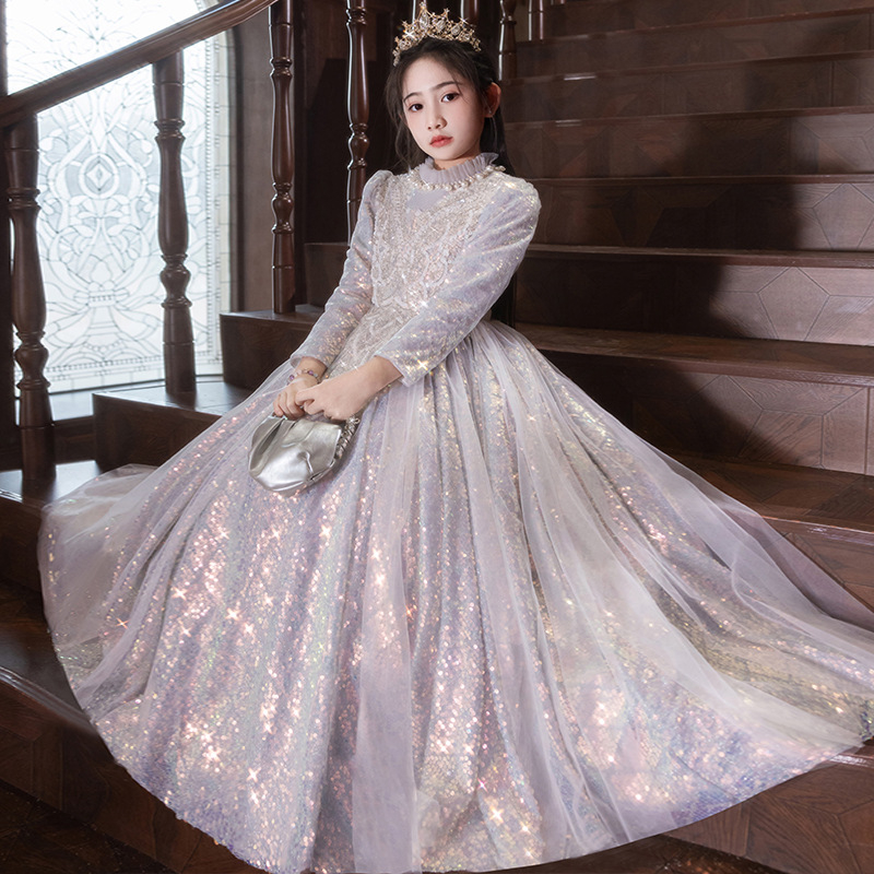 Gyermekeknek szóló előadói ruha – poliészter keverék, bélés poliészter; technológia anyag: ráncolódó felület, bevonat és enzimes mosás; 3–8 éveseknek; 2025 tavasz megjelenés