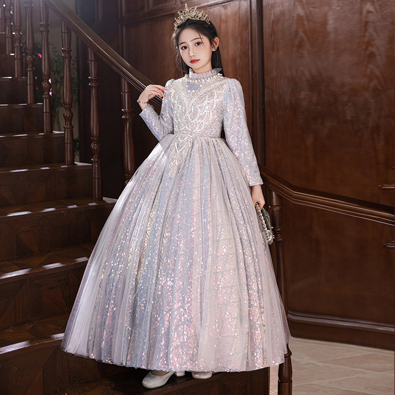 Gyermekeknek szóló előadói ruha – poliészter keverék, bélés poliészter; technológia anyag: ráncolódó felület, bevonat és enzimes mosás; 3–8 éveseknek; 2025 tavasz megjelenés