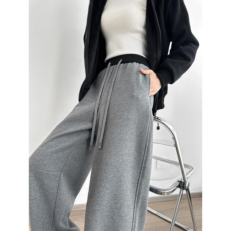 Ženske sportske hlače s fleece podstavom, pamuk-poliester smjesa (50–70% pamuka, 30–50% poliestera), visok pojas, straight/opušten kroj, zimska sezona 2025