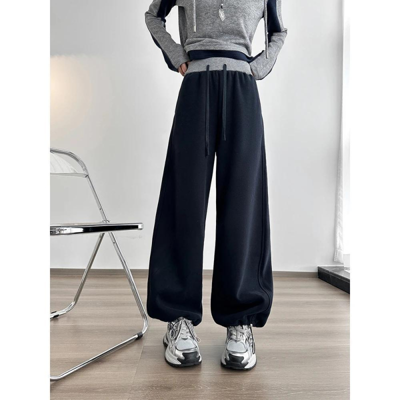 Ženske sportske hlače s fleece podstavom, pamuk-poliester smjesa (50–70% pamuka, 30–50% poliestera), visok pojas, straight/opušten kroj, zimska sezona 2025