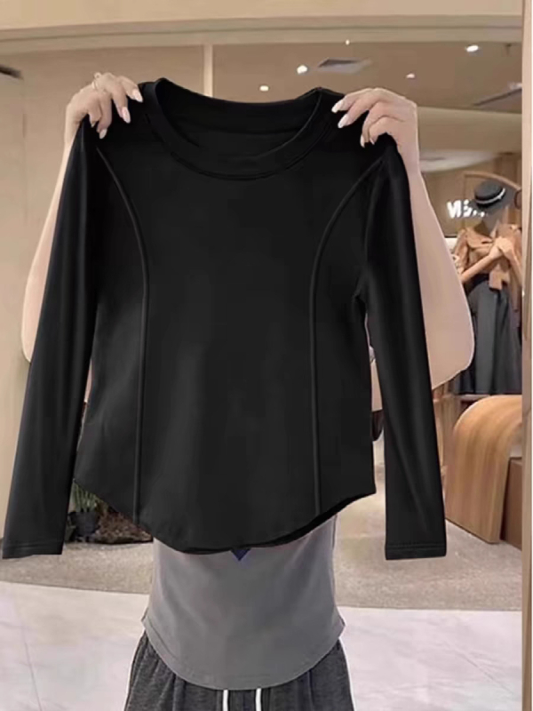 Ženski uski cropped top s okruglim izrezom, dugim rukavima i zakrivljenim donjim rubom, Milk Silk materijal