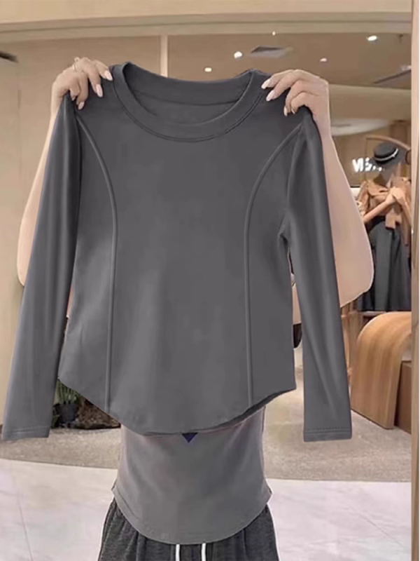 Ženski uski cropped top s okruglim izrezom, dugim rukavima i zakrivljenim donjim rubom, Milk Silk materijal