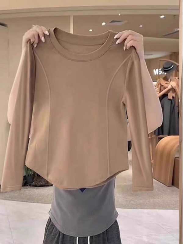 Ženski uski cropped top s okruglim izrezom, dugim rukavima i zakrivljenim donjim rubom, Milk Silk materijal