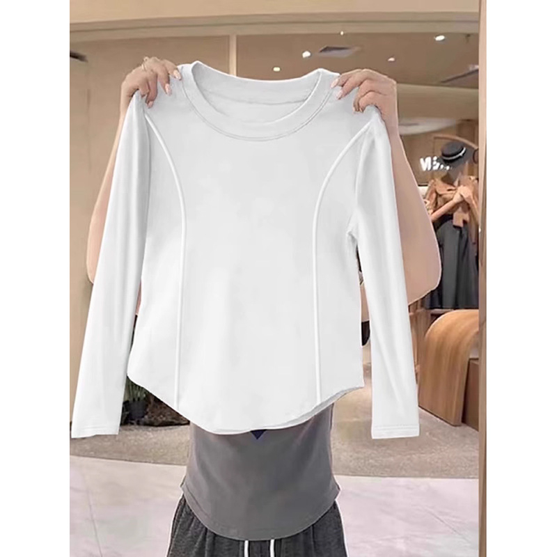Ženski uski cropped top s okruglim izrezom, dugim rukavima i zakrivljenim donjim rubom, Milk Silk materijal