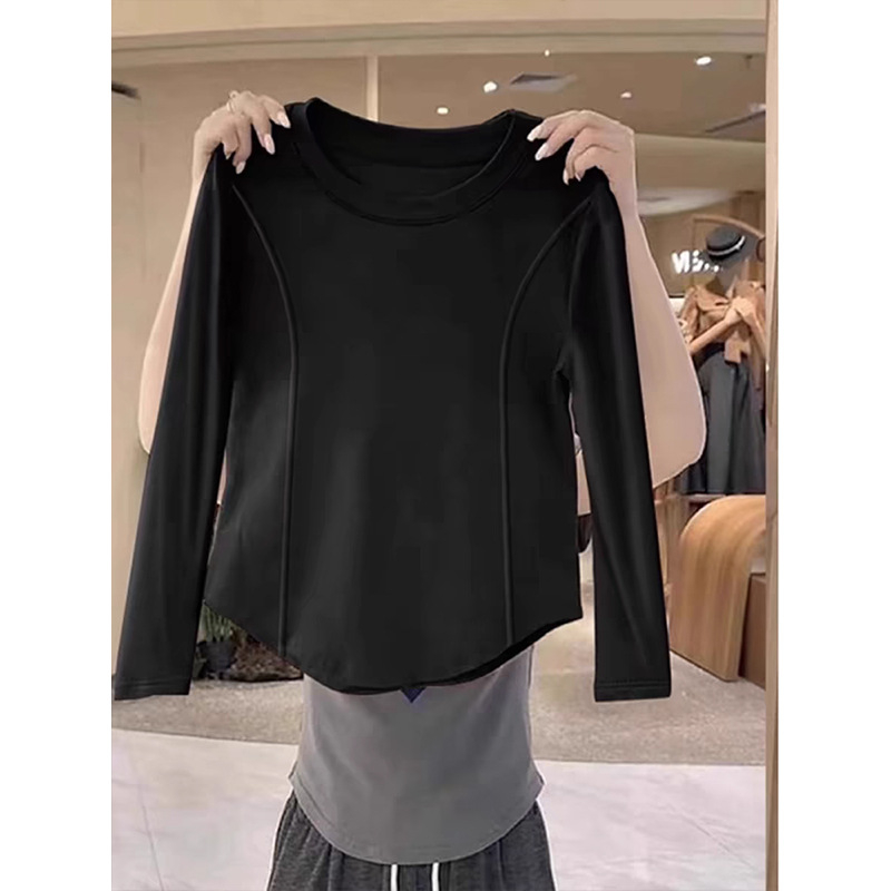 Ženski uski cropped top s okruglim izrezom, dugim rukavima i zakrivljenim donjim rubom, Milk Silk materijal