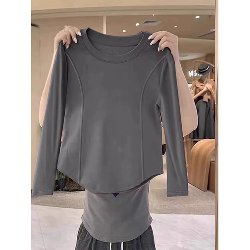 Ženski uski cropped top s okruglim izrezom, dugim rukavima i zakrivljenim donjim rubom, Milk Silk materijal