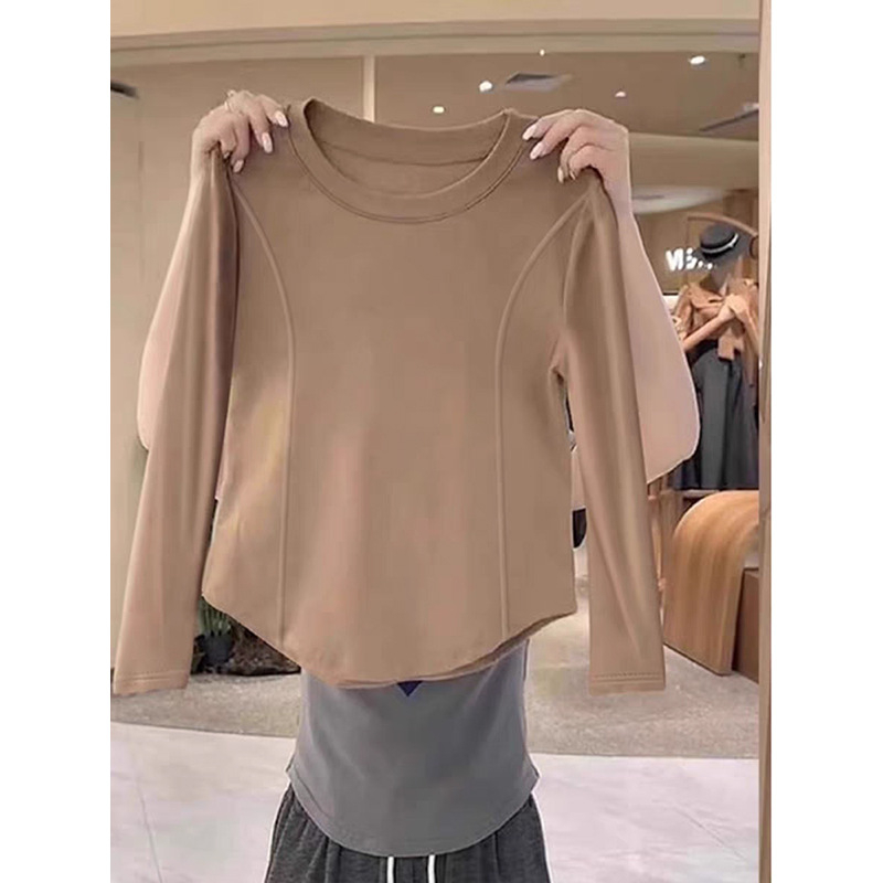Ženski uski cropped top s okruglim izrezom, dugim rukavima i zakrivljenim donjim rubom, Milk Silk materijal