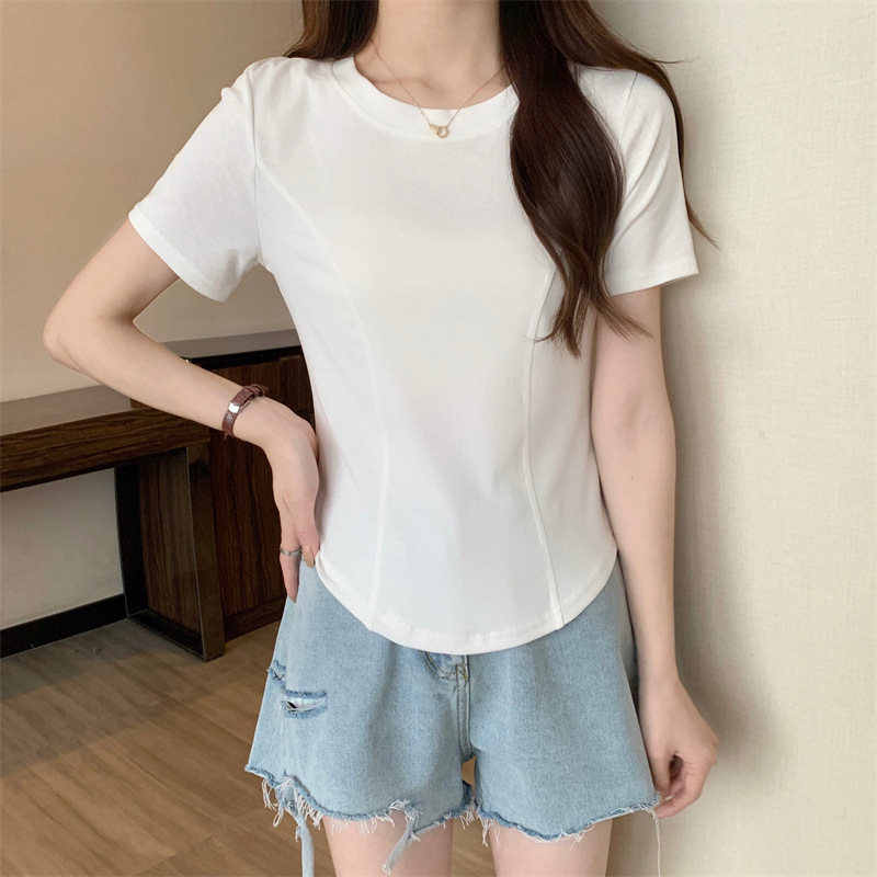 Ženski uski cropped top s okruglim izrezom, dugim rukavima i zakrivljenim donjim rubom, Milk Silk materijal