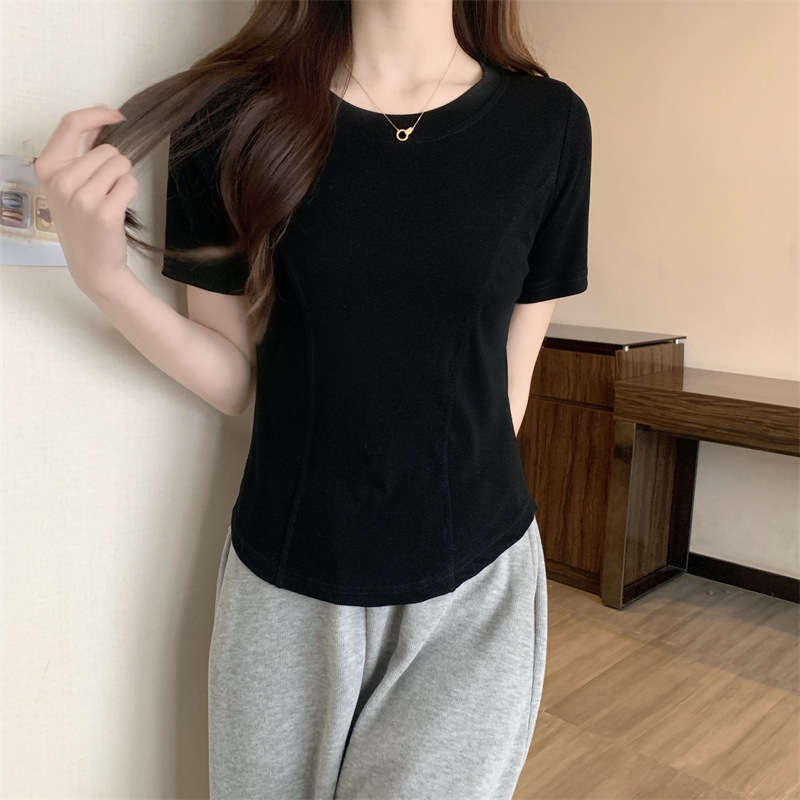 Ženski uski cropped top s okruglim izrezom, dugim rukavima i zakrivljenim donjim rubom, Milk Silk materijal