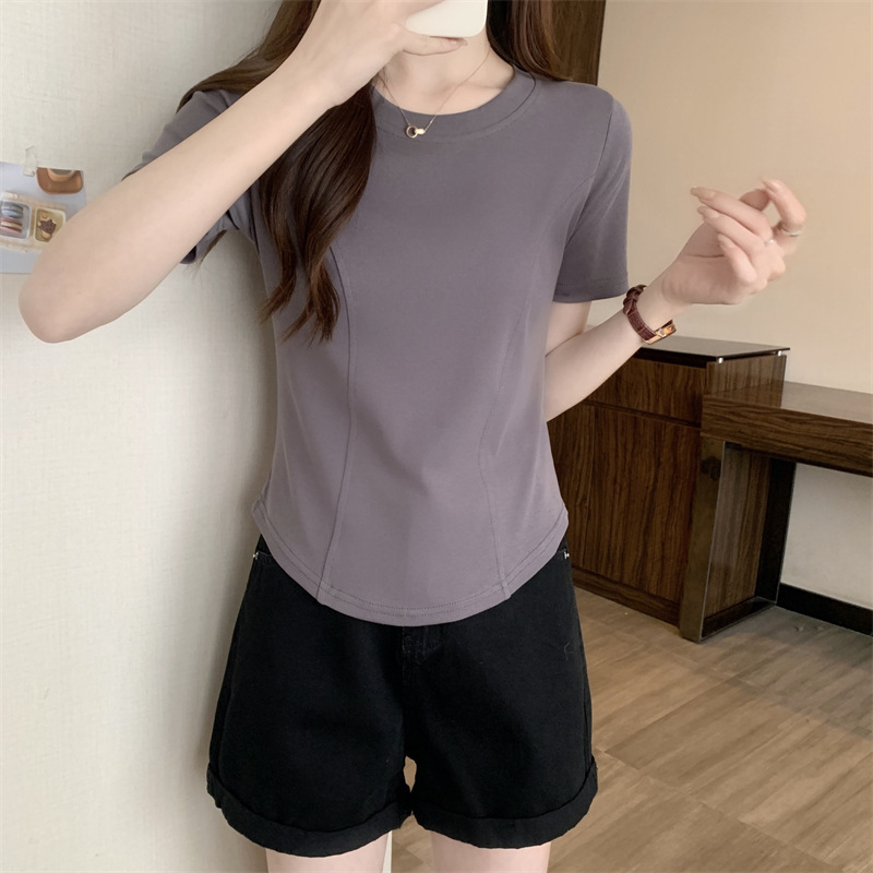 Ženski uski cropped top s okruglim izrezom, dugim rukavima i zakrivljenim donjim rubom, Milk Silk materijal