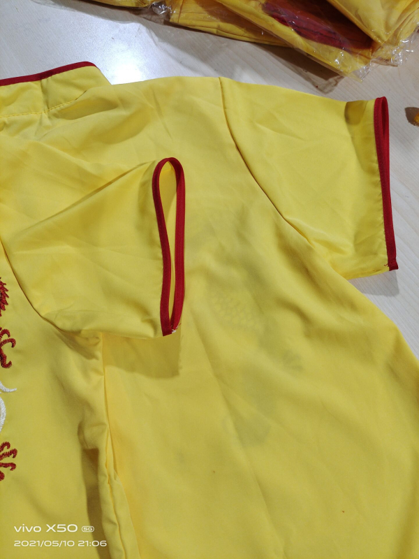 Unisex kostým pre bubnovanie a tanca draka a leva pre folklórny tanec; plošný materiál; jar 2025; vhodné pre vek 35–39 rokov