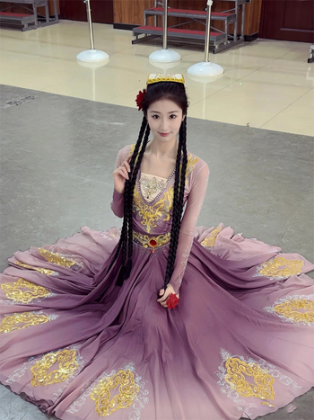 Costum etnic de dans pentru dansuri populare, cu fustă evazată mare, pentru repetiții și reprezentații; țesătură: spandex; unisex; primăvara 2025