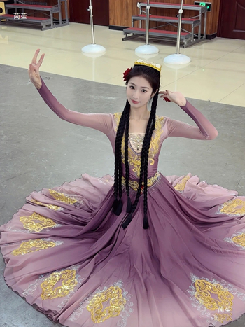 Costum etnic de dans pentru dansuri populare, cu fustă evazată mare, pentru repetiții și reprezentații; țesătură: spandex; unisex; primăvara 2025